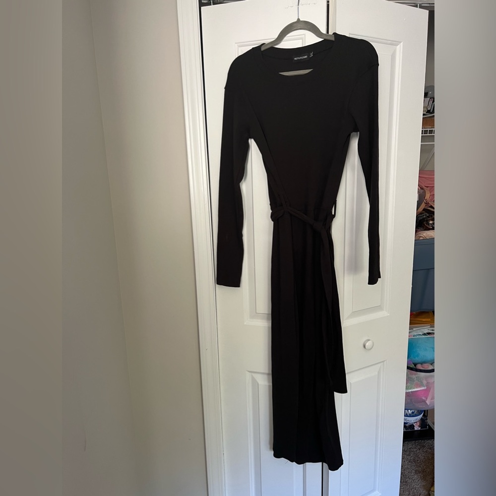 Black long sleeve dress with a tye
